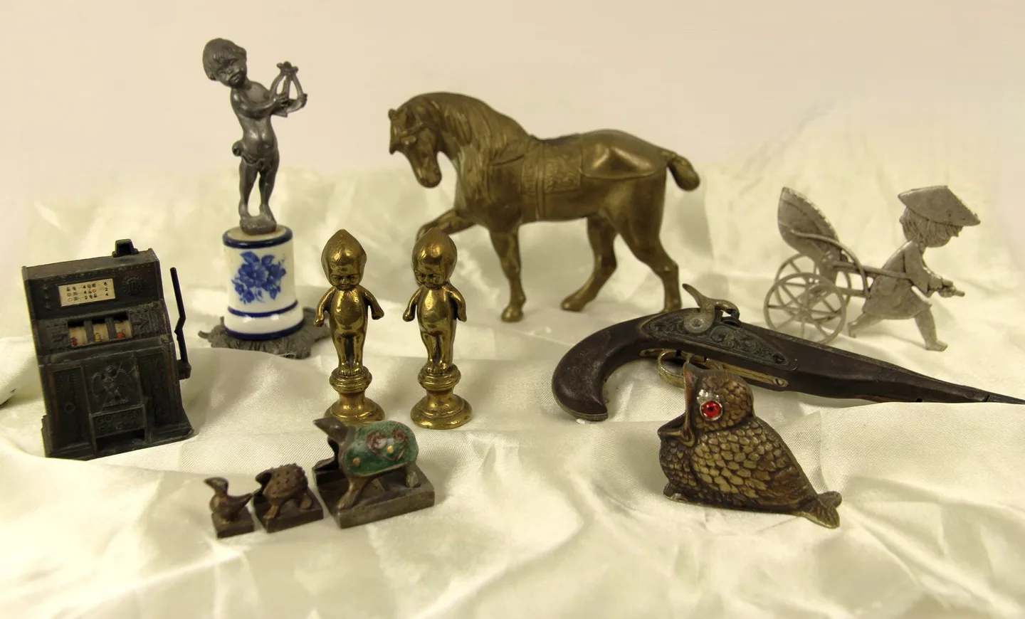 Kovové toys and miniatures 8 pcs. Pokladňa with ostriačkou na ceruzky, Pištoľ in 18. century, Chinese pečiatky 3 korytnačky, Vt
