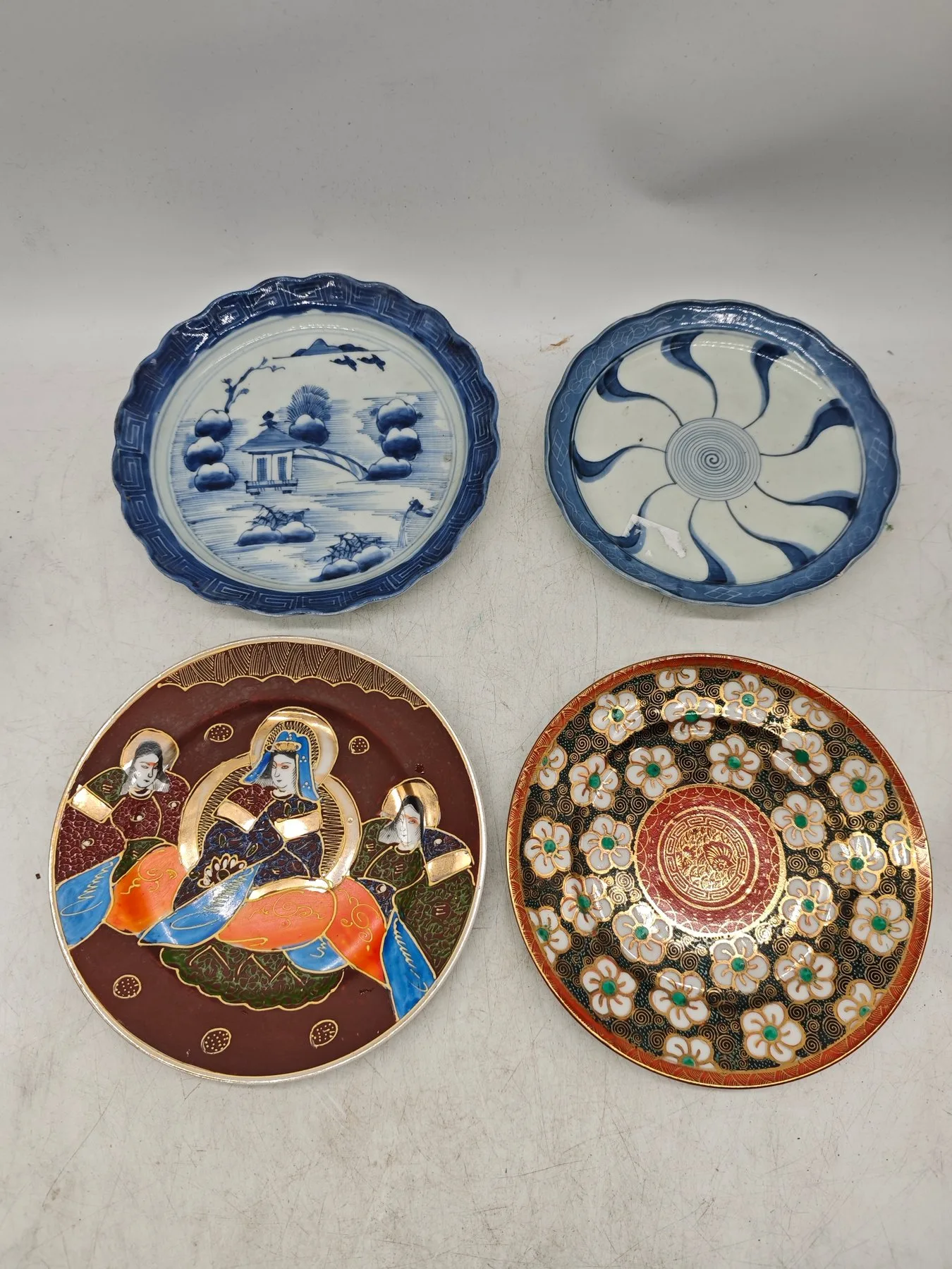 Antique Japanese porcelain. (obdobie Meiji 1868-1912) plate with kvetinovou decoration
