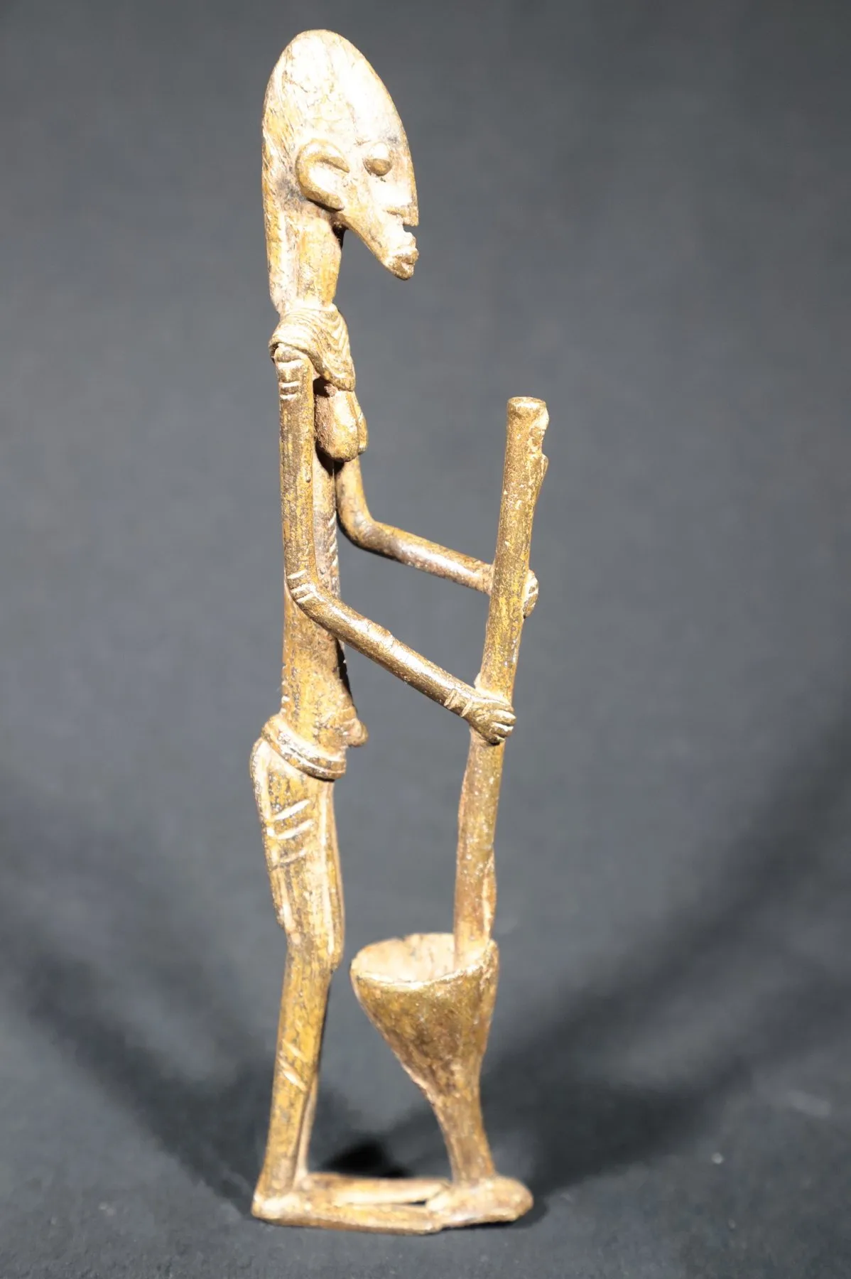 Exceptional antique figurine in tribe Dogon, Mali – bronze woman with pestle